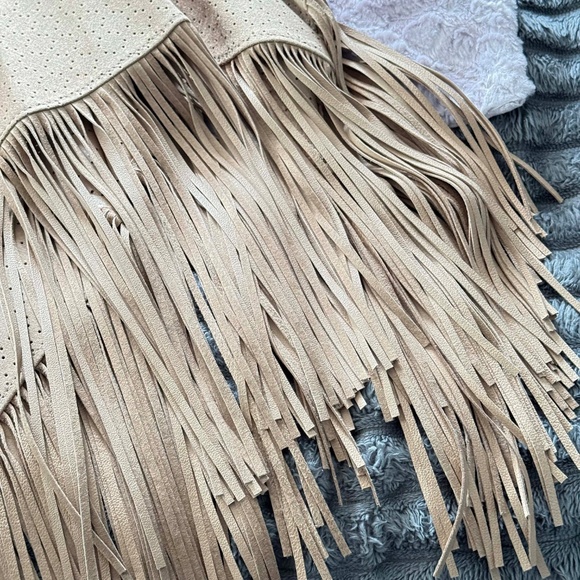 PONCHO, FAUX SUEDE, COLOUR: NUT, SZ ONE SIZE, LONG BOTTOM FRINGE, CAROLE GARBER - Picture 3 of 8